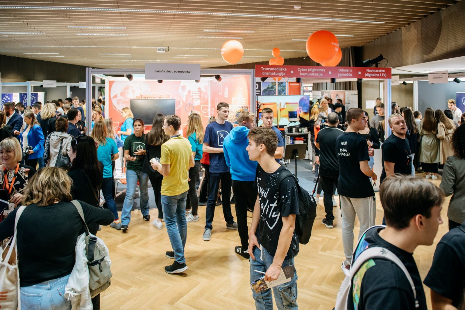 EXPO prostor pun posjetitelja