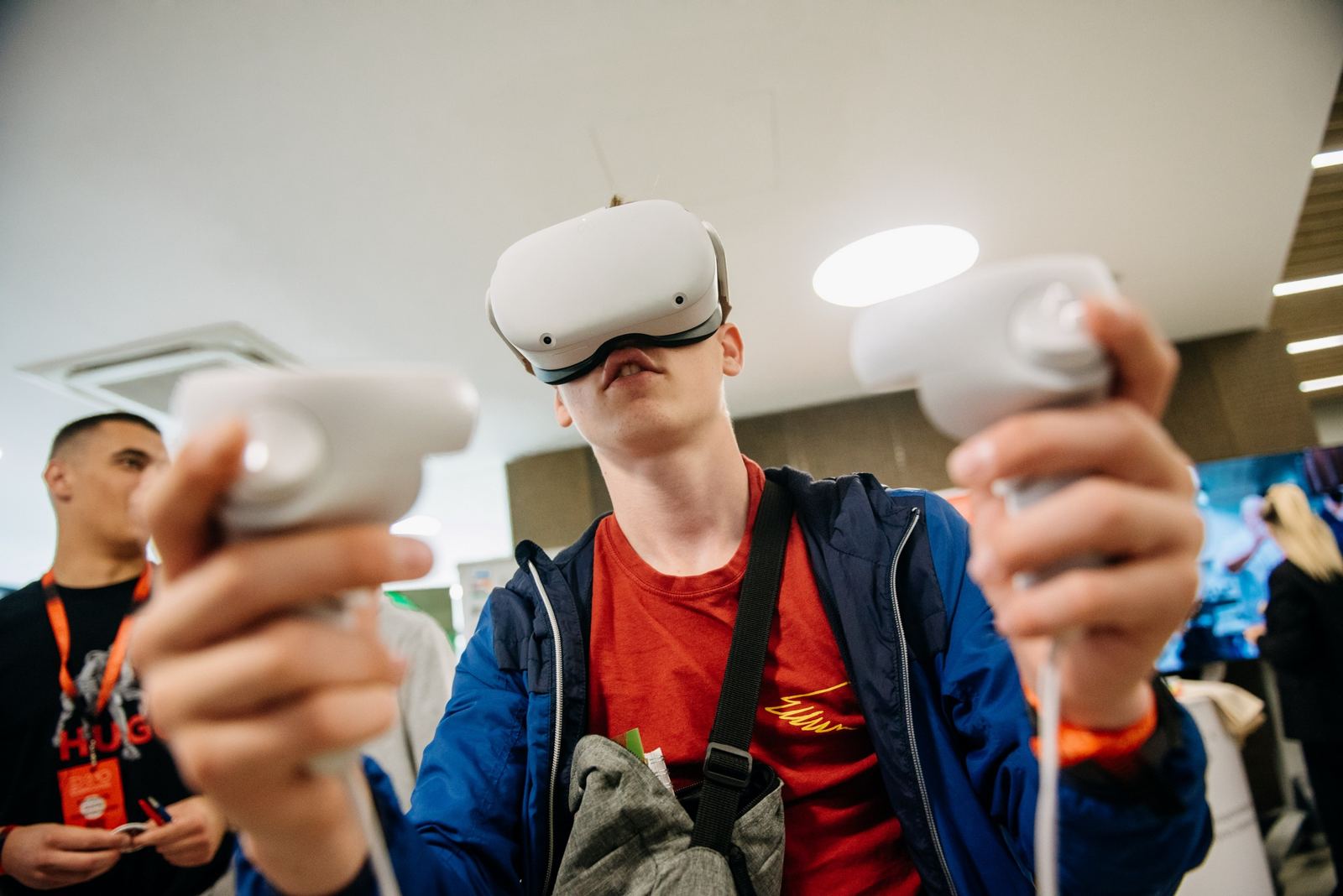 Učenik isprobava VR na STEM zoni